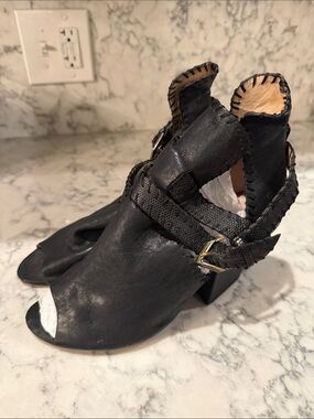 House of Harlow 1960 Black Leather Open-Toe Block Heel Sandals